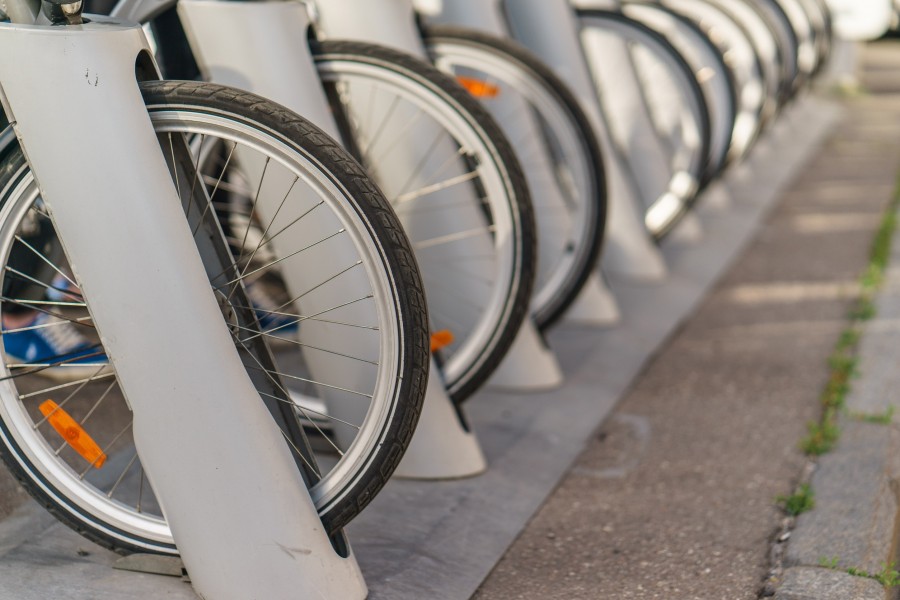 Quels sont les matériaux les plus adaptés pour un abri à vélo résistant aux intempéries ?