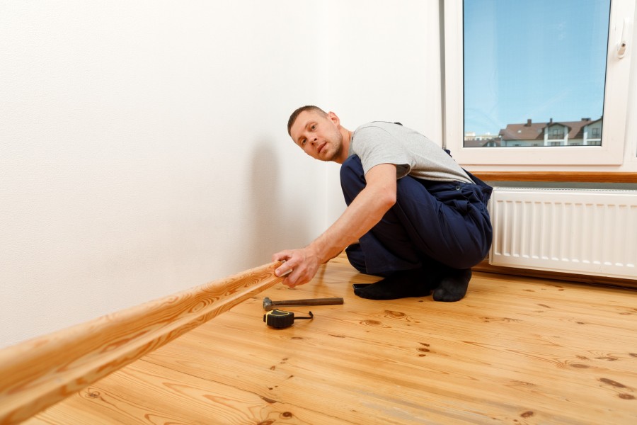 Quelles sont les étapes pour coller des plinthes dans son appartement parisien ?